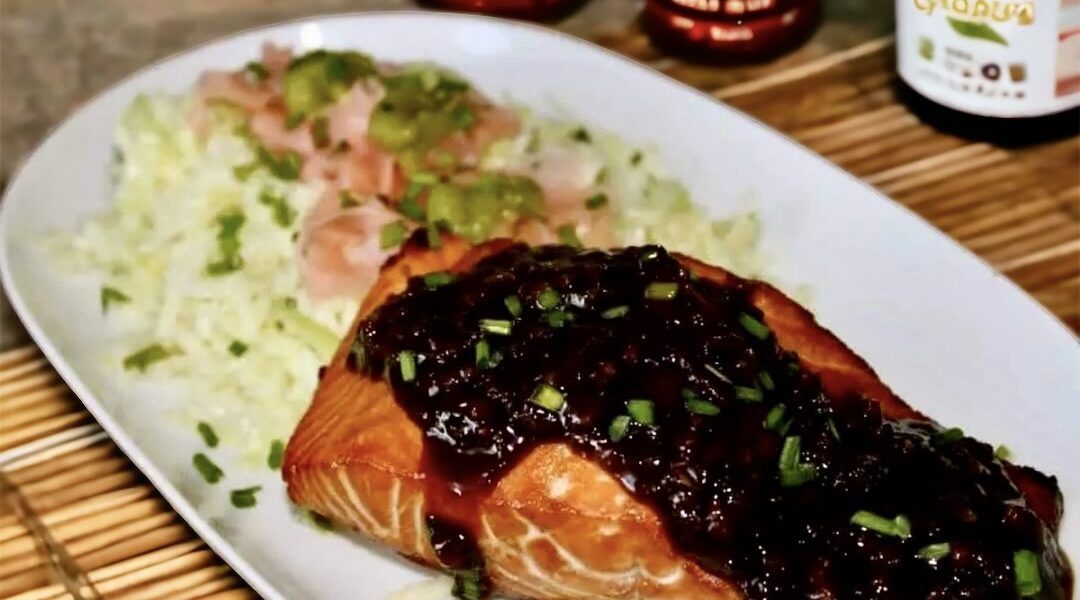 Łosoś marynowany w azjatyckich sosach i przyprawach, a następnie pieczony i podany z marynowanym imbirem.