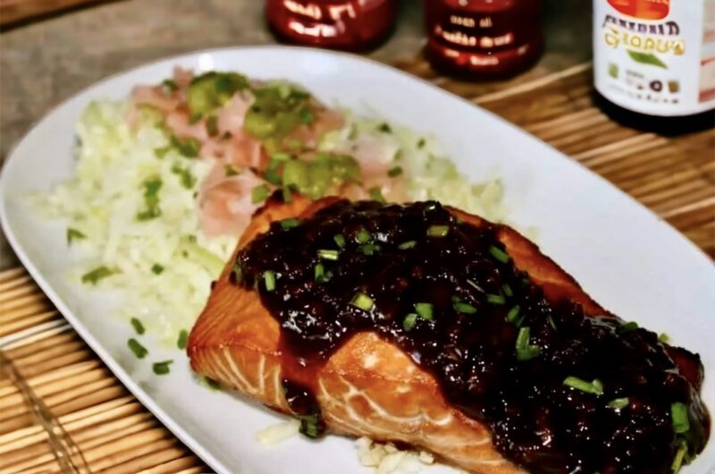 Łosoś marynowany w azjatyckich sosach i przyprawach, a następnie pieczony i podany z marynowanym imbirem.