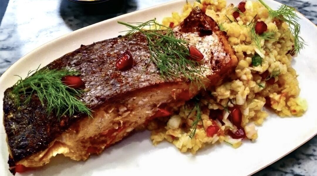 Łosoś marynowany w sosie sojowym, imbirze i chili, a następnie pieczony i podany z sałatką z bulgurem i fenkułem.