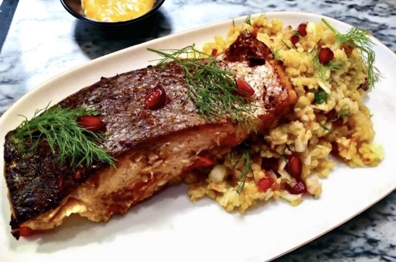 Łosoś marynowany w sosie sojowym, imbirze i chili, a następnie pieczony i podany z sałatką z bulgurem i fenkułem.