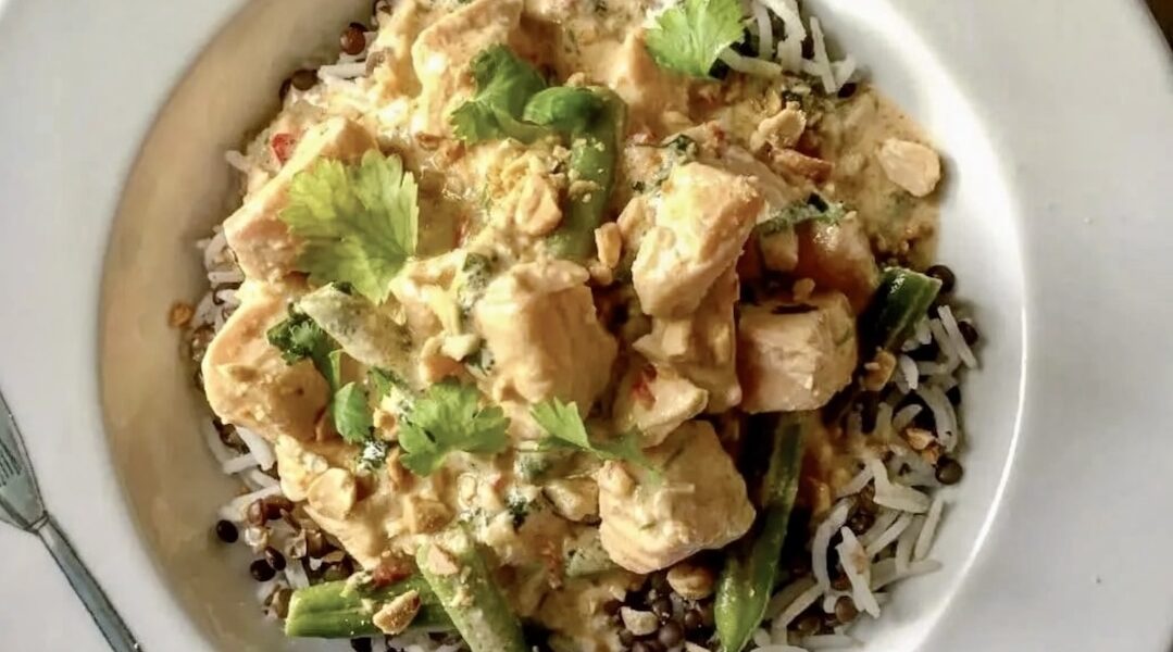 Świeży łosoś w formie fileta pokrojony na małe kawałki, a następnie krótko duszony z mleku kokosowym z dodatkiem imbiru, chili, fasolki szparagowej i świeżej kolendry.