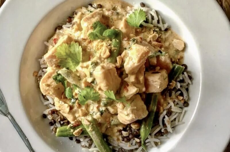 Świeży łosoś w formie fileta pokrojony na małe kawałki, a następnie krótko duszony z mleku kokosowym z dodatkiem imbiru, chili, fasolki szparagowej i świeżej kolendry.