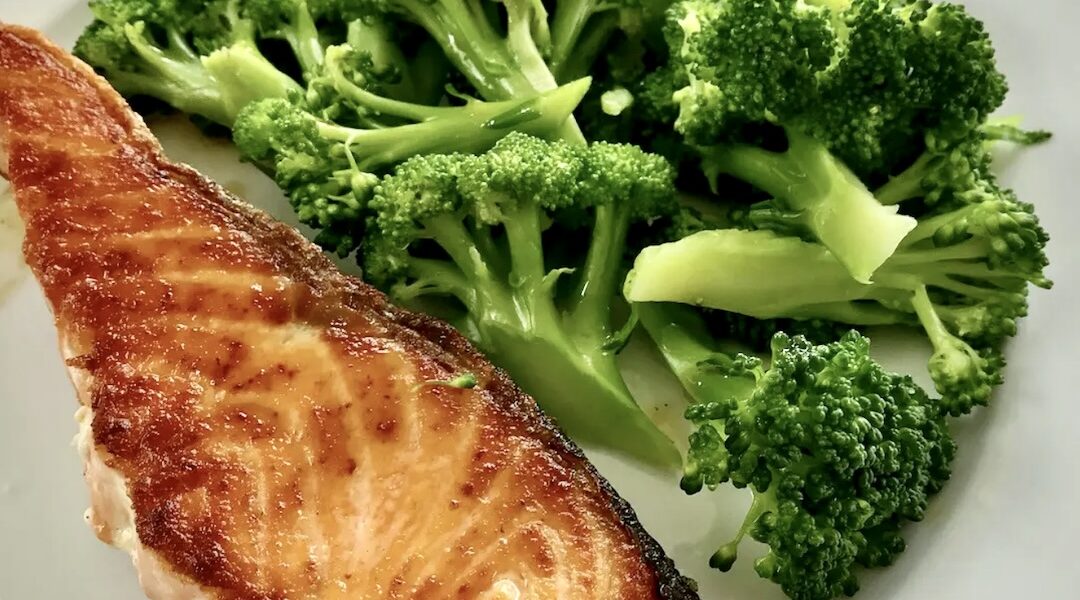 Łosoś w kawałku krótko smażony z patelni na mocnym ogniu, a następnie podany z krótko gotowanym brokułem.