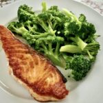 Łosoś w kawałku krótko smażony z patelni na mocnym ogniu, a następnie podany z krótko gotowanym brokułem.