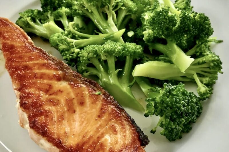 Łosoś w kawałku krótko smażony z patelni na mocnym ogniu, a następnie podany z krótko gotowanym brokułem.
