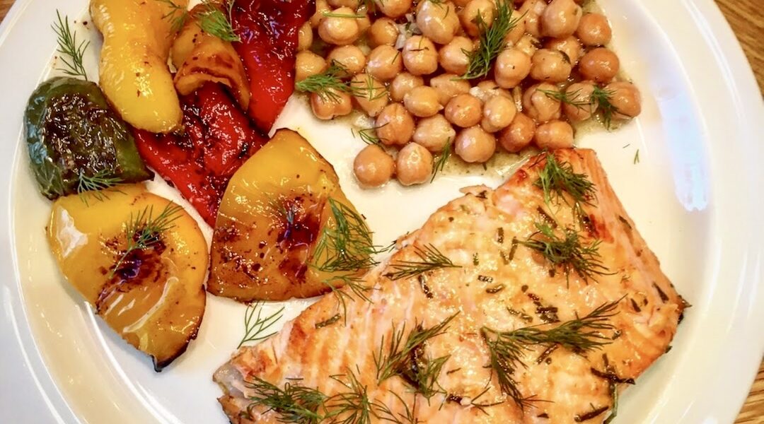 Łosoś z piekarnika najpierw marynowany, a następnie pieczony razem z warzywami i podany z ciecierzycą na gęsto.