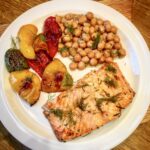 Łosoś z piekarnika najpierw marynowany, a następnie pieczony razem z warzywami i podany z ciecierzycą na gęsto.