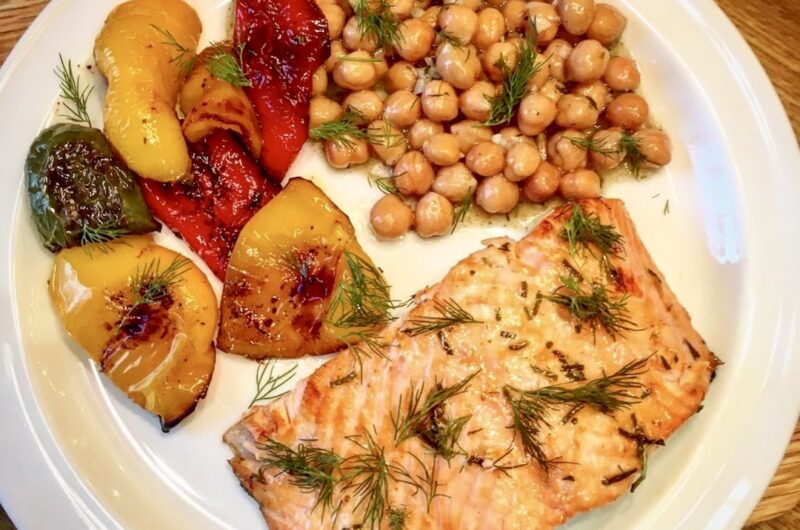 Łosoś z piekarnika najpierw marynowany, a następnie pieczony razem z warzywami i podany z ciecierzycą na gęsto.