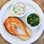 Łosoś w postaci dzwonka smażony krótko na dość mocnym ogniu podany ze szpinakiem na gęsto przyrządzonym z dodatkiem sera brie.