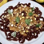 Makaron czekoladowy z dodatkiem kakao wyrabiany domowym sposobem podany z musem bananowym przyrządzonym z super dojrzałych bananów oraz chilli.