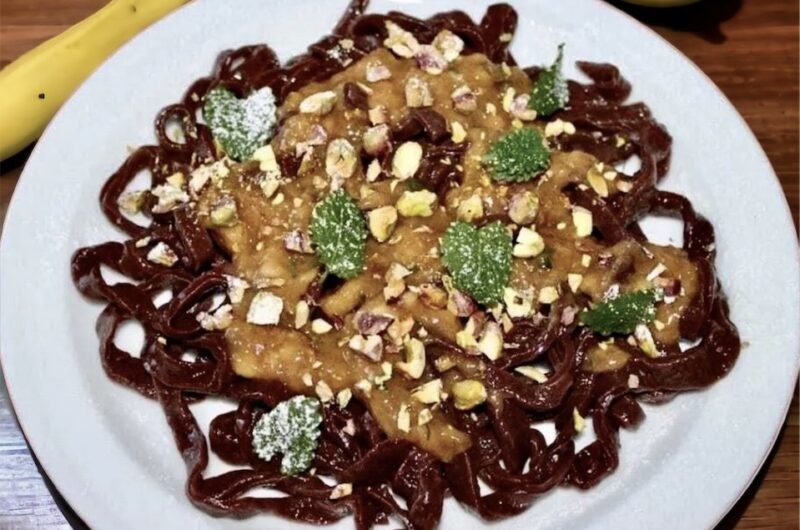 Makaron czekoladowy z dodatkiem kakao wyrabiany domowym sposobem podany z musem bananowym przyrządzonym z super dojrzałych bananów oraz chilli.