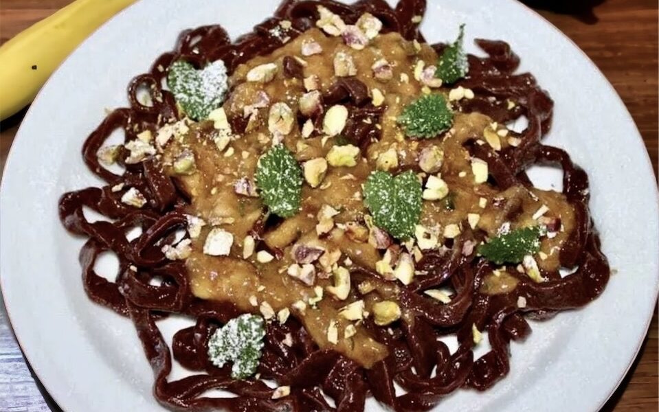 Makaron czekoladowy z dodatkiem kakao wyrabiany domowym sposobem podany z musem bananowym przyrządzonym z super dojrzałych bananów oraz chilli.