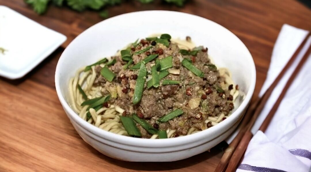 Makaron po syczuańsku czyli podany z mięsem mielonym z dodatkiem sosu sojowego, imbiru, czosnku i tahiną.