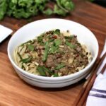 Makaron po syczuańsku czyli podany z mięsem mielonym z dodatkiem sosu sojowego, imbiru, czosnku i tahiną.