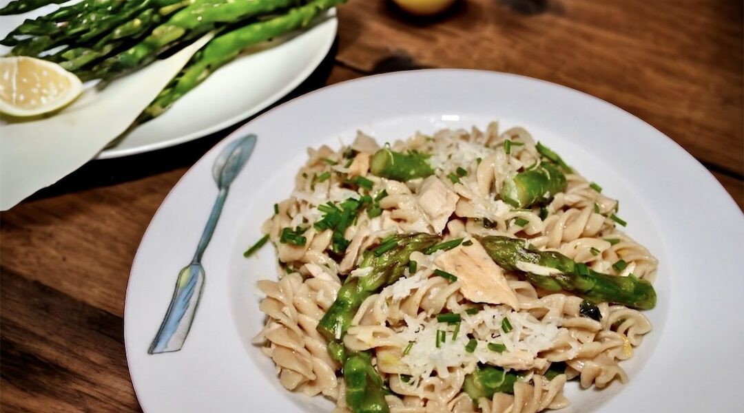 makaron razowy z delikatnymi szparagami i tuńczykiem.