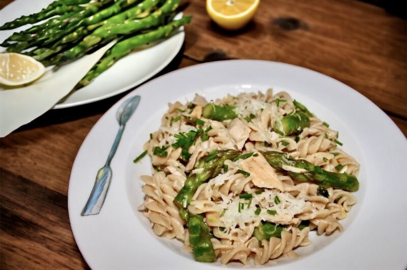 makaron razowy z delikatnymi szparagami i tuńczykiem.