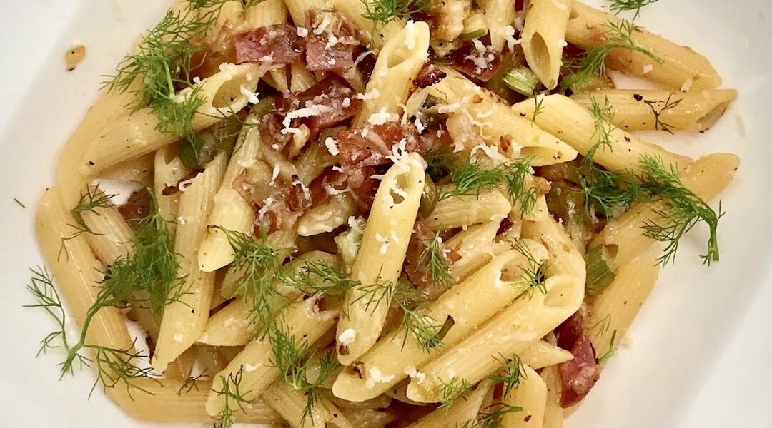 Makaron podawana z drobno krojonym boczkiem wędzonym smażonym z cebulą, fenkułem i kaparami.