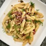 Makaron podawana z drobno krojonym boczkiem wędzonym smażonym z cebulą, fenkułem i kaparami.