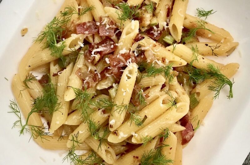 Makaron podawana z drobno krojonym boczkiem wędzonym smażonym z cebulą, fenkułem i kaparami.
