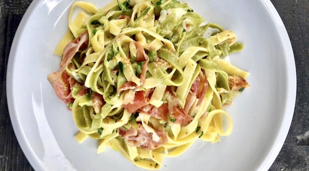 Makaron z startą cukinią oraz z szynką dojrzewającą, dojrzałymi figami i mozzarellą.