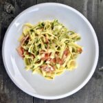 Makaron z startą cukinią oraz z szynką dojrzewającą, dojrzałymi figami i mozzarellą.