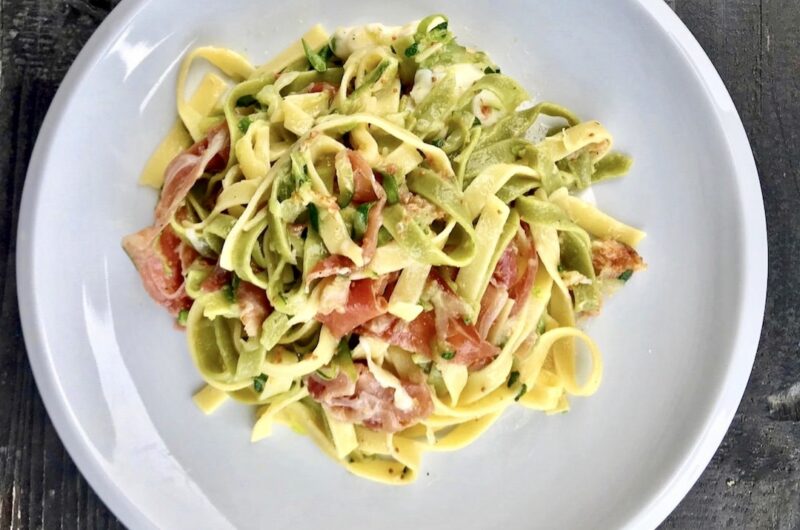 Makaron z startą cukinią oraz z szynką dojrzewającą, dojrzałymi figami i mozzarellą.