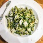 Makaron z dorszem pieczonym podany w aromatycznym sosie szpinakowym z dodatkiem czosnku i sera pleśniowego.