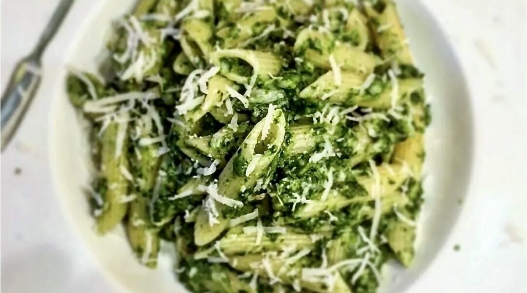 Makaron z dorszem pieczonym podany w aromatycznym sosie szpinakowym z dodatkiem czosnku i sera pleśniowego.