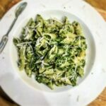 Makaron z dorszem pieczonym podany w aromatycznym sosie szpinakowym z dodatkiem czosnku i sera pleśniowego.