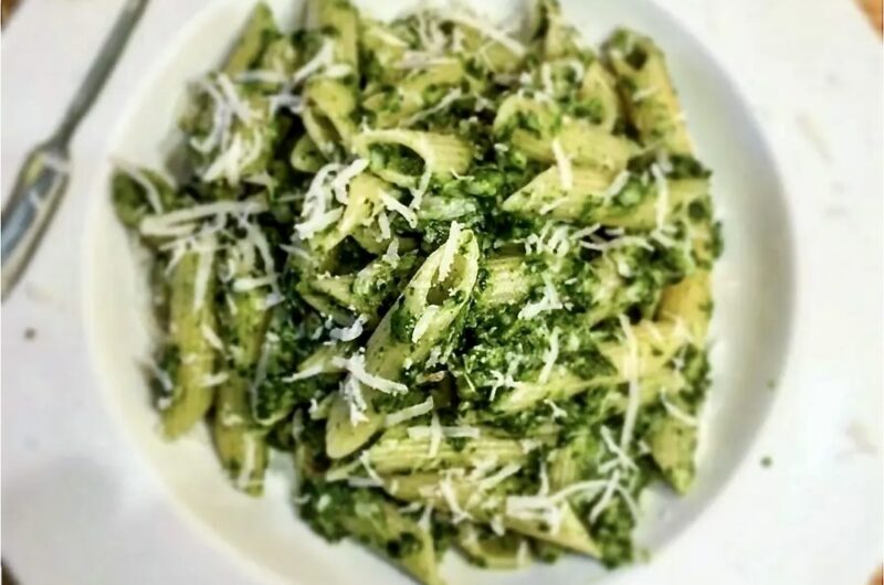 Makaron z dorszem pieczonym podany w aromatycznym sosie szpinakowym z dodatkiem czosnku i sera pleśniowego.