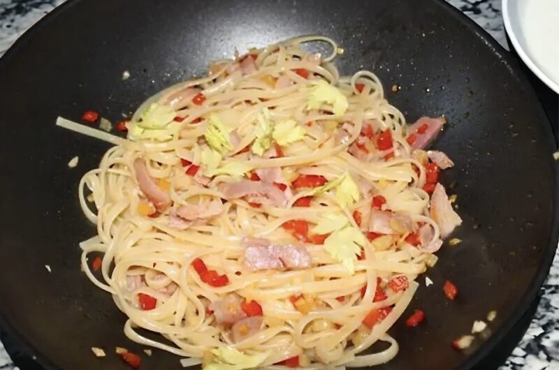 Makaron zmieszany z gotowaną golonką krótko przesmażoną z drobno krojonymi warzywami.