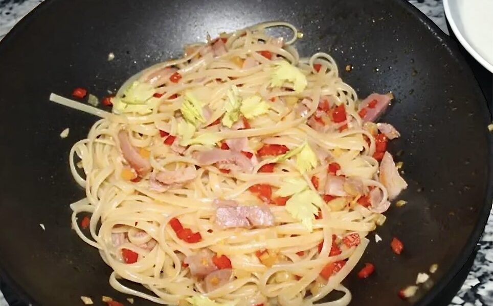 Makaron zmieszany z gotowaną golonką krótko przesmażoną z drobno krojonymi warzywami.