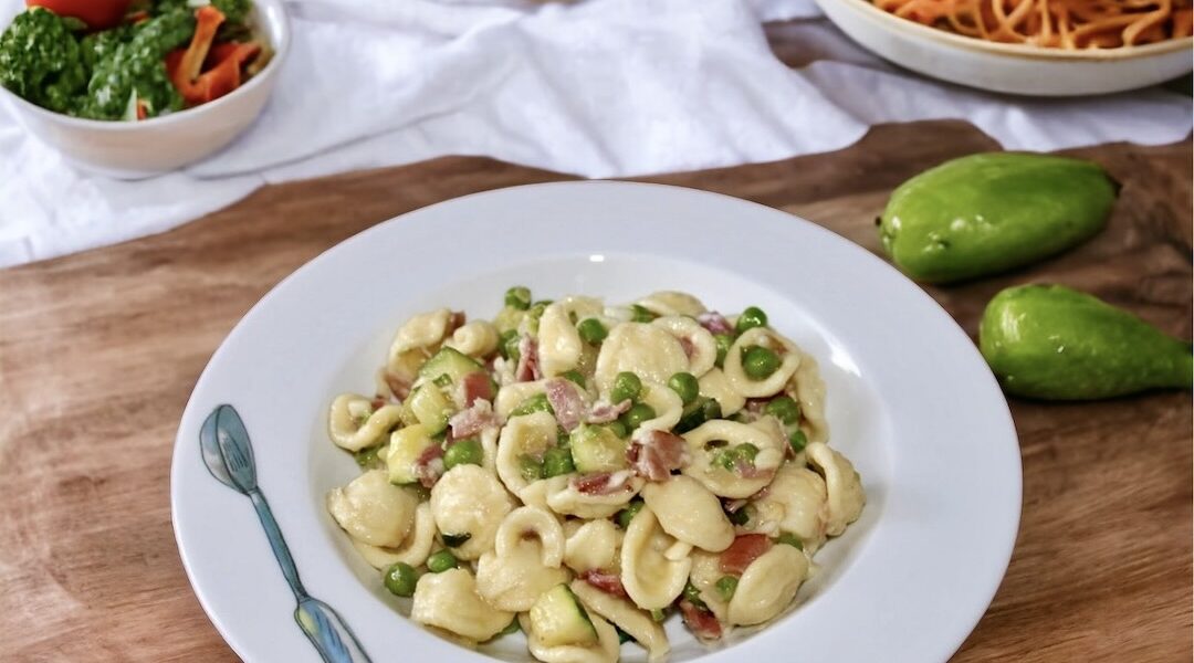Makaron wymieszany z groszkiem i cukinią przesmażonymi razem z szynką dojrzewającą i na koniec posypany serem owczym.