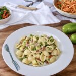 Makaron wymieszany z groszkiem i cukinią przesmażonymi razem z szynką dojrzewającą i na koniec posypany serem owczym.