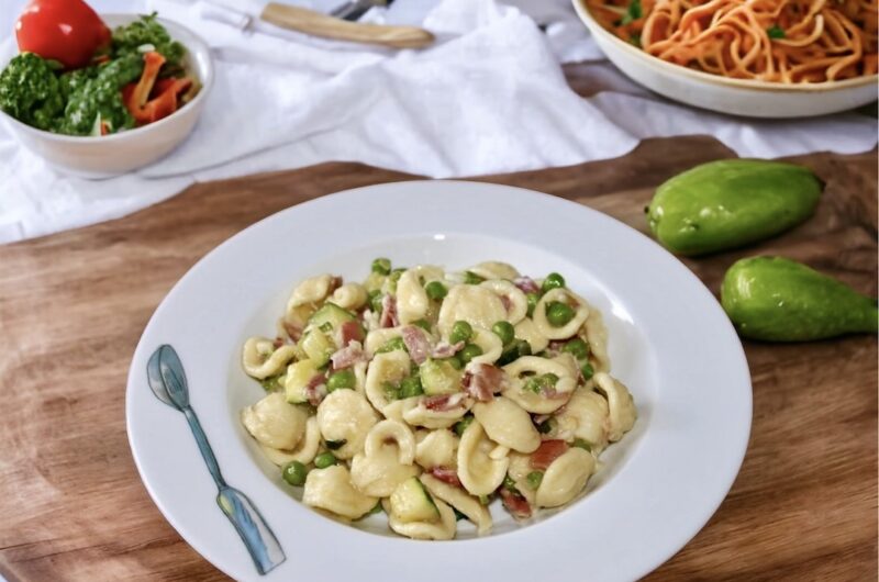 Makaron wymieszany z groszkiem i cukinią przesmażonymi razem z szynką dojrzewającą i na koniec posypany serem owczym.