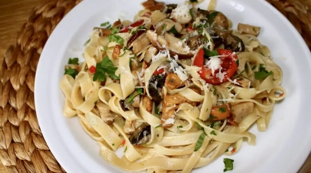 Makaron z różnorakimi świeżymi grzybami leśnymi podsmażanymi z chilli, cebulą i czosnkiem wzbogacony o pomidorki koktajlowe.