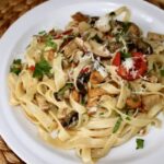 Makaron z różnorakimi świeżymi grzybami leśnymi podsmażanymi z chilli, cebulą i czosnkiem wzbogacony o pomidorki koktajlowe.