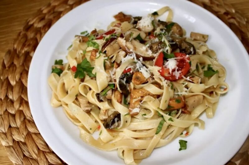 Makaron z różnorakimi świeżymi grzybami leśnymi podsmażanymi z chilli, cebulą i czosnkiem wzbogacony o pomidorki koktajlowe.