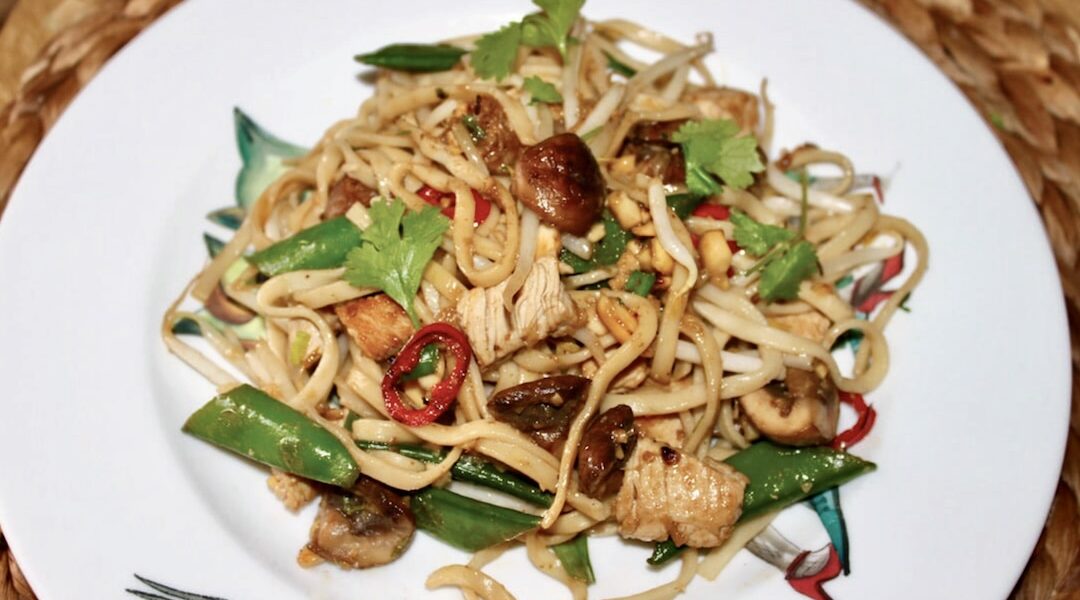 Makaron z indykiem smażone w woku razem z groszkiem cukrowym i pieczarkami oraz imbirem, kolendrą i chili podane na ostro.