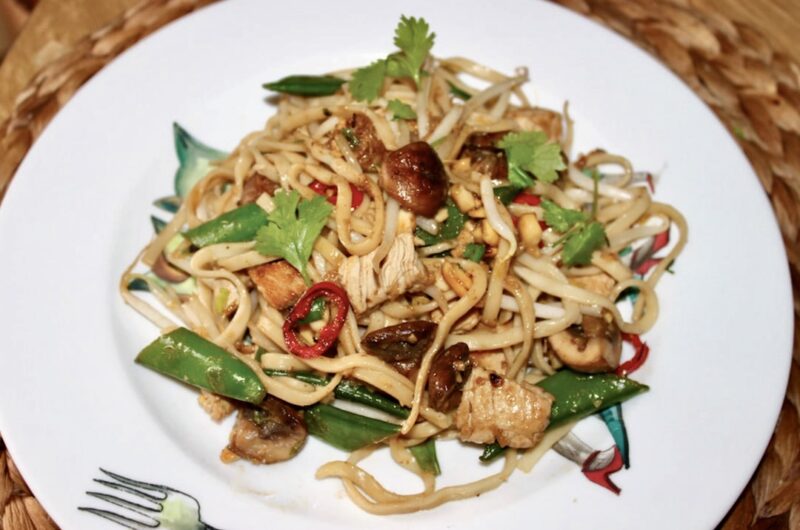 Makaron z indykiem smażone w woku razem z groszkiem cukrowym i pieczarkami oraz imbirem, kolendrą i chili podane na ostro.