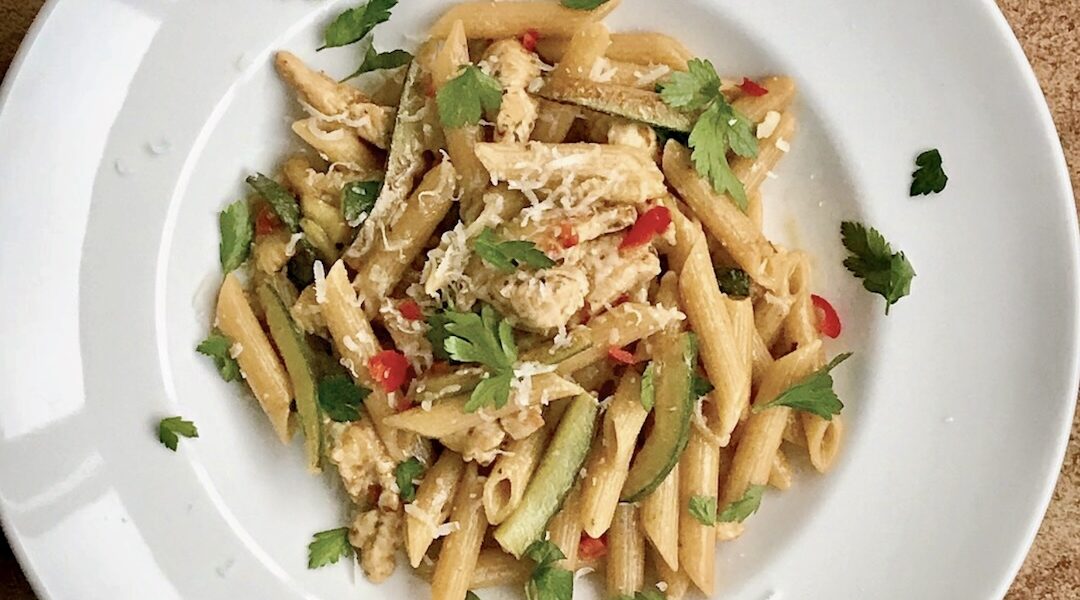 makaron podany z indykiem i cukinią