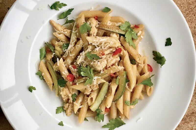 makaron podany z indykiem i cukinią