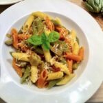 Makaron ze świeżymi, drobno krojonymi i duszonymi karczochami z dodatkiem suszonych pomidorów.