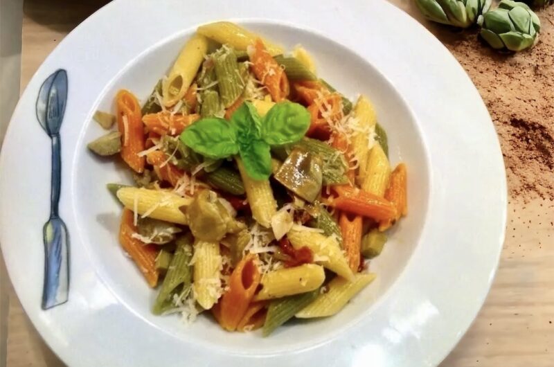 Makaron ze świeżymi, drobno krojonymi i duszonymi karczochami z dodatkiem suszonych pomidorów.