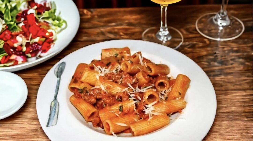 Makaron zmieszany ze świetnie doprawioną kiełbasą duszoną w sosie pomidorowym wzbogaconym o kleks śmietany.