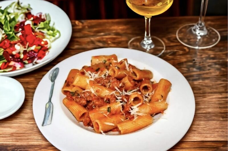 Makaron zmieszany ze świetnie doprawioną kiełbasą duszoną w sosie pomidorowym wzbogaconym o kleks śmietany.