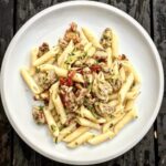 Makaron przygotowany z pachnącymi lasem kurkami z dodatkiem smażonej polędwiczki wieprzowej, startej cukinii, papryki i dymki.