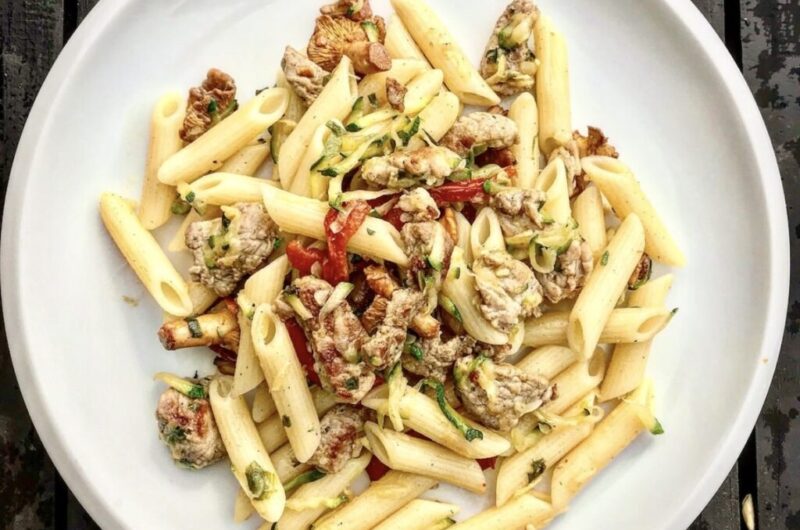 Makaron przygotowany z pachnącymi lasem kurkami z dodatkiem smażonej polędwiczki wieprzowej, startej cukinii, papryki i dymki.