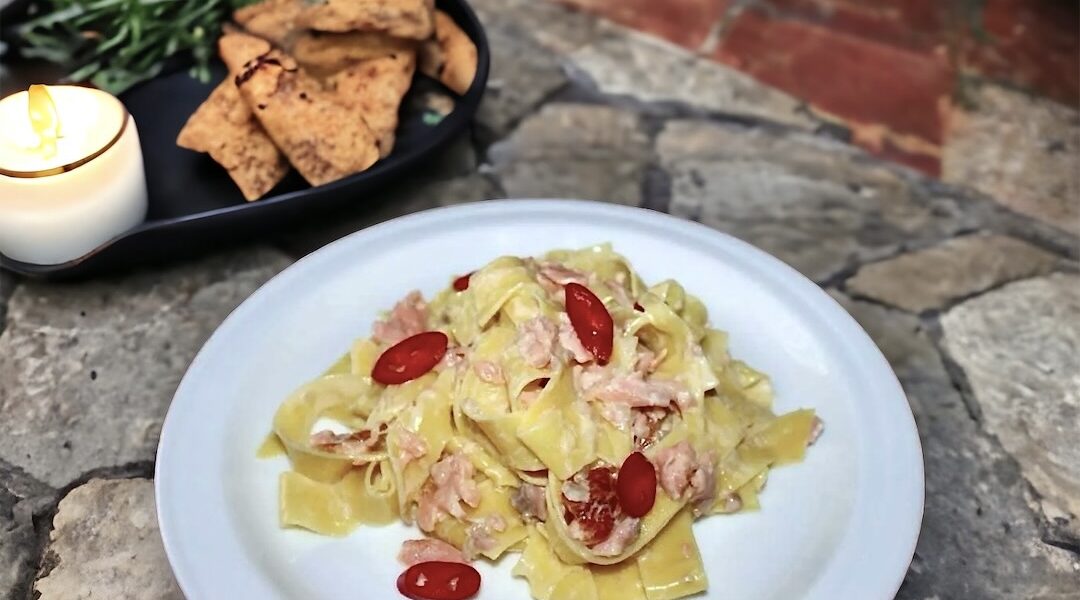 Makaron wymieszany z łososiem wędzonym krótko smażonym razem z szalotką i z dodatkiem słodkiej śmietany.