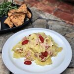 Makaron wymieszany z łososiem wędzonym krótko smażonym razem z szalotką i z dodatkiem słodkiej śmietany.